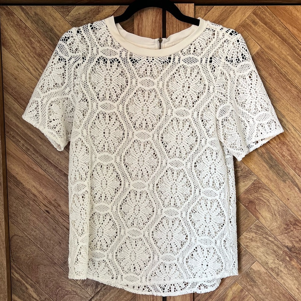 Banana Republic daisy crochet top with half zipper back. Size small.
